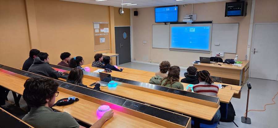 Quiz sur buzzers dans un amphithéâtre, façon plateau TV