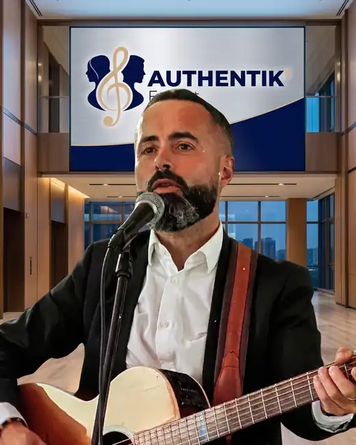 David Guirriec en live guitare-voix devant le logo Authentik'