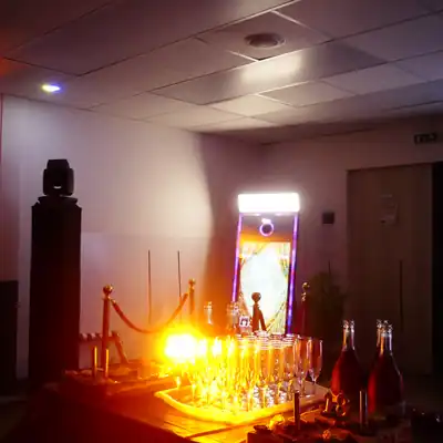 Salle éclairée pour une soirée d'anniversaire, enceintes et lyres
