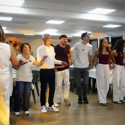 Invités sur la piste de danse pendant une soirée DJ
