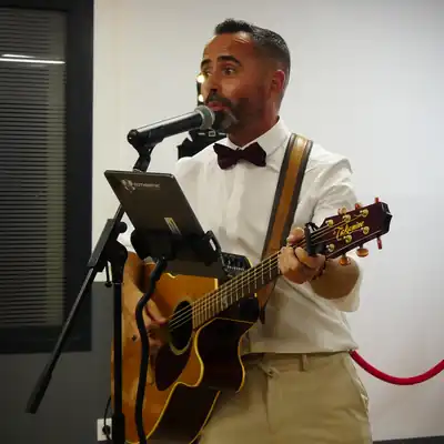 David Guirriec au chant et à la guitare