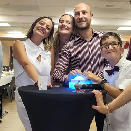 Invités qui jouent au quiz sur buzzer pendant une fête