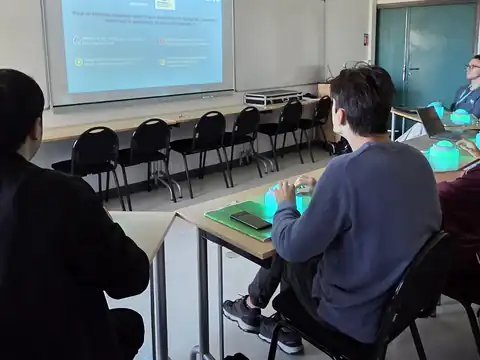 Étudiants répondant sur buzzers pendant un atelier