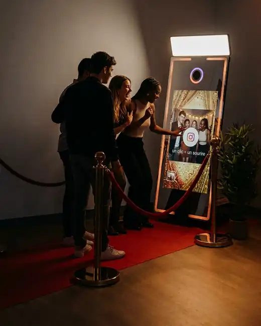 Invités devant L'Authentik' Mirror Booth, tapis rouge et potelets
