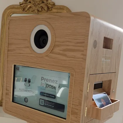 L'Authentik' Wood Booth en entier, avec son écran « Prenez la pose ! » et un tirage photo